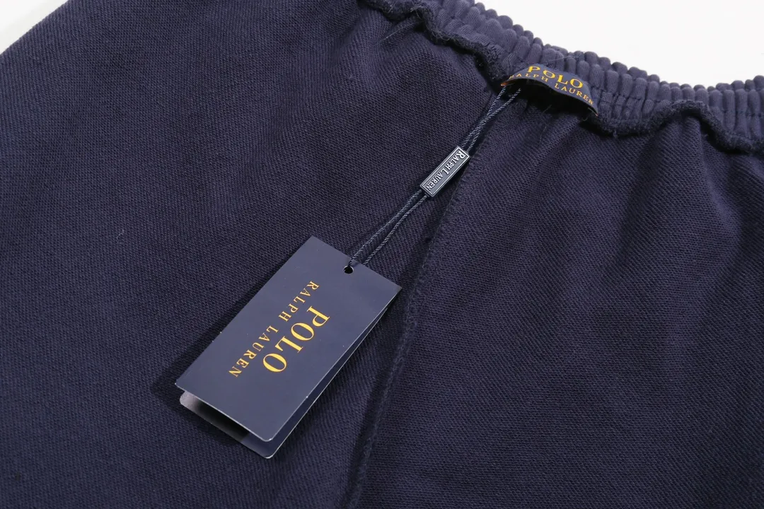 P180 model number Y560 Ralph Lauren Ralph Lauren suit sweatpants. Pure cotton with anti-static treatment. No dust, no loose hair. The elastic waist is used with a drawstring. Very friendly to the figure. The cotton is comfortable and soft. The upper body is casual and free. Regular beveled double pockets on both sides. The white brand logo on the left leg of the trouser leg collides with the black of the pants. Although it is small, it is quite recognizable. The brand adds a young and fashionable atmosphere to the original sense of luxury. It can be called a cold-proof weapon. A simple base layer is enough to withstand the severe cold and make it more fluffy and warm. Color: Navy SIZE: S-XL